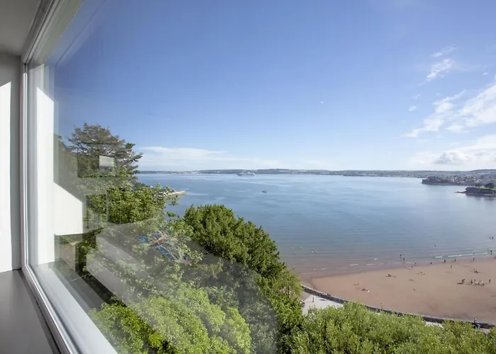 8 Bayview, Vernon Court